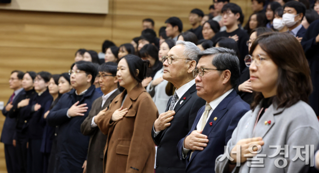 유인촌 장관, 전병극·장미란 차관 등 문화체육관광부가 2일 세종시 정부세종청사 15동 대강당에서 열린 문체부 시무식에 참석해 국기에 대한 경례를 하고 있다. 사진 제공=문체부