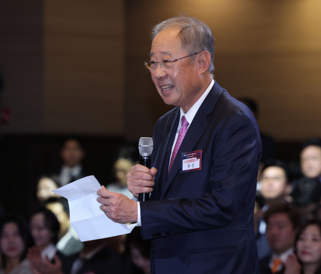 류진 한국경제인협회장이 2일 서울 여의도 중소기업중앙회에서 윤석열 대통령이 참석한 가운데 열린 2024년 경제계 신년 인사회에서 새해 덕담을 하고 있다.연합뉴스