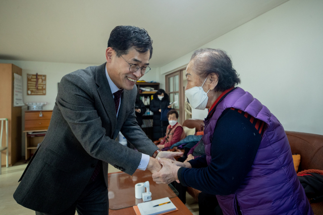 지역 어르신들과 소통 중인 이기재 양천구청장. 사진 제공=양천구