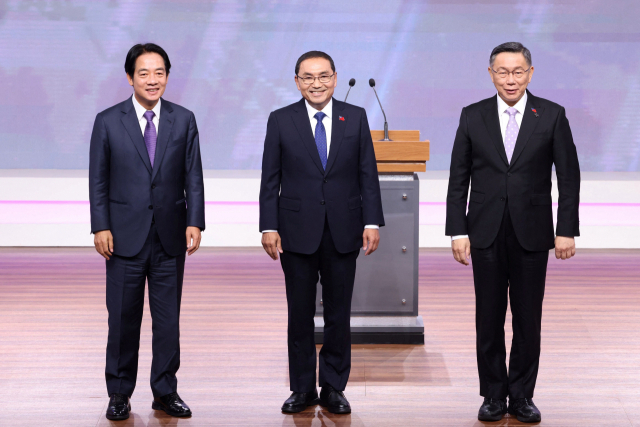 라이칭더(왼쪽부터) 대만 민진당 총통 후보와 허우유이 국민당 후보, 커원저 민중당 후보가 30일 타이베이에서 열린 토론에 참석해 있다. AFP연합뉴스