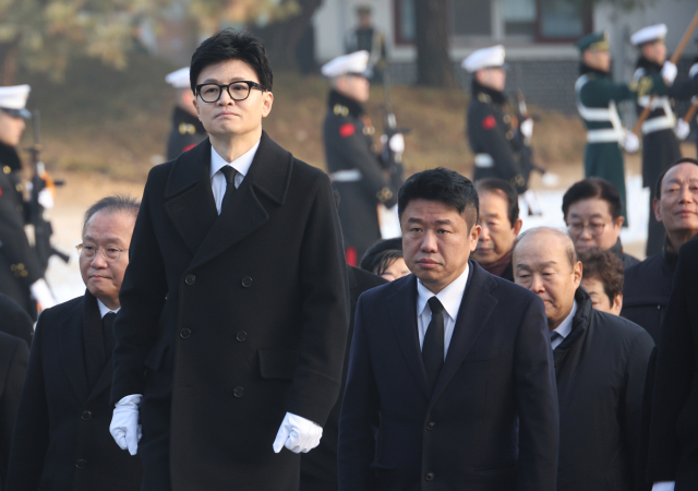 국민의힘 한동훈 비상대책위원장이 지난 1일 국립서울현충원을 참배하고 있다. 연합뉴스