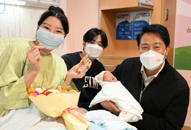 2일 오후 강북삼성병원 산부인과 병실을 찾은 오세훈 서울시장이 강북삼성병원의 올해 태어난 첫둥이를 안고 산모 및 배우자와 함께 기념촬영을 하고 있다. 사진제공=서울시