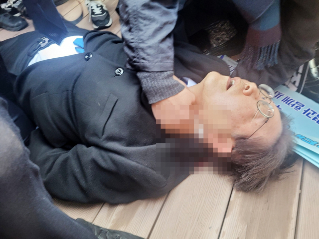 [속보]이재명, 부산 방문 중 피습…목 부위에 출혈