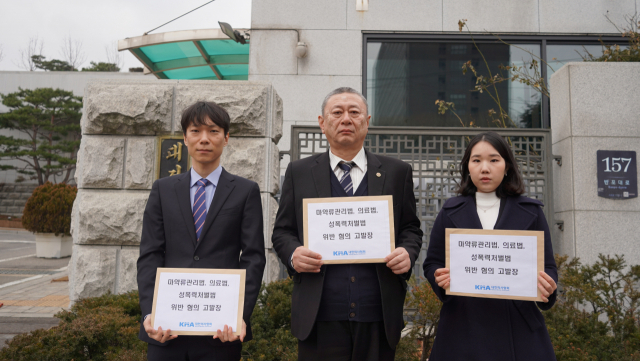 (왼쪽부터) 대한의사협회 황찬하 변호사, 이정근 상근부회장, 오수정 변호사. 사진 제공=대한의사협회