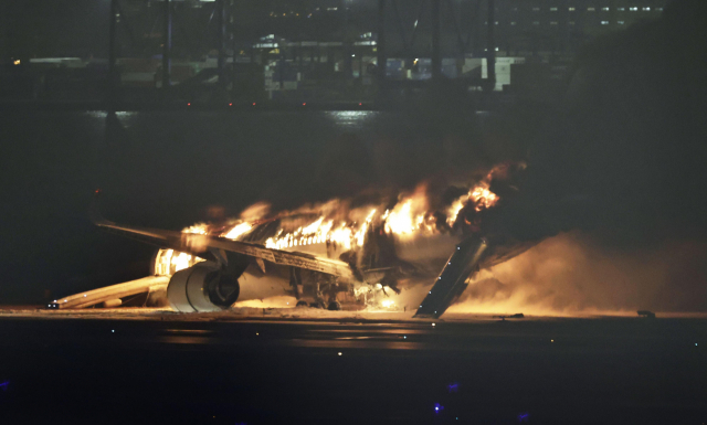 2일 오후 일본 하네다 공항 활주로에 착륙하던 일본항공(JAL) 소속 항공기가 화염에 휩싸여 있다. 연합뉴스