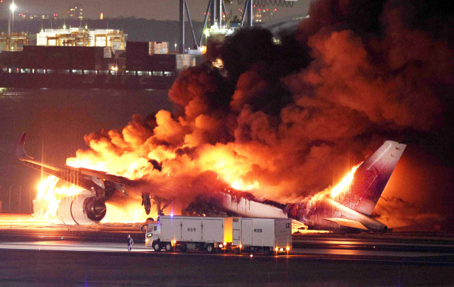 2일 일본 도쿄 하네다공항에서 일본항공(JAL) 516편이 큰 화염에 휩싸여있다. EPA연합뉴스
