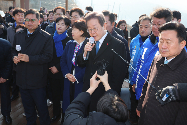 이재명 더불어민주당 대표가 2일 신공항 예정 부지인 부산 강서구 가덕도 대항전망대를 찾아 발언하고 있다. 연합뉴스