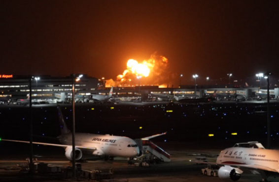 2일 저녁 일본 하네다공항 활주로에서 화재가 발생해 화염이 타오르고 있다. 사진은 하네다 공항 3 터미널 전망대에서 촬영한 장면. 연합뉴스
