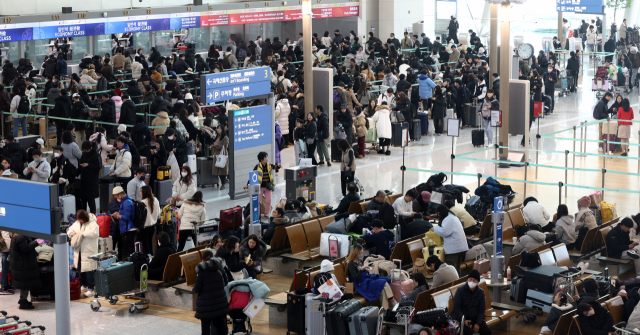 지난달 22일 인천국제공항 1터미널 출국장이 여행객들로 북적이고 있다. 연합뉴스