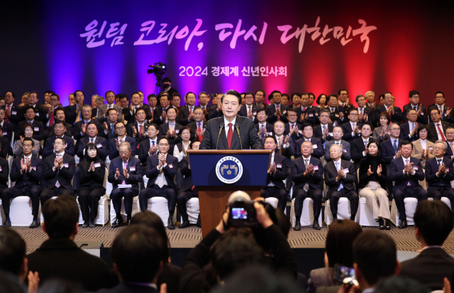 윤석열 대통령이 2일 서울 여의도 중소기업중앙회에서 열린 2024년 경제계 신년 인사회에서 격려사를 하고 있다. 연합뉴스