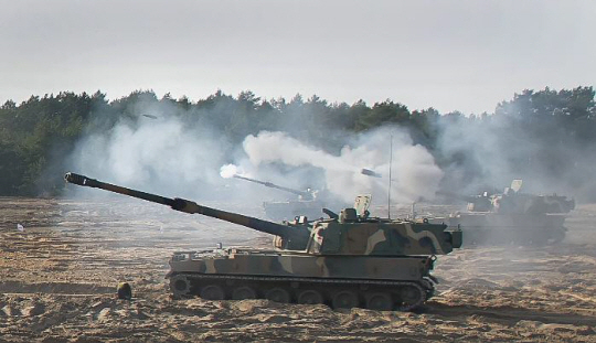 지난해 2월 23일(현지시간) 폴란드 토룬 포병사격장에서 대한민국이 수출한 K9 자주포가 표적을 향해 포탄을 발사하고 있다. 사진 제공=국방부