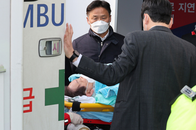 '유명 정치인이라도 닥터헬기·서울대병원 중환자실 이용은 특혜”…이재명 대표 전원 둘러싼 의료진 '갑론을박'