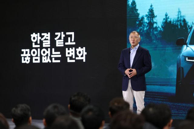 정의선 현대자동차그룹 회장이 3일 경기도 기아 오토랜드 광명에서 열린 현대차그룹 2024년 신년회에서 신년사를 하고 있다. 연합뉴스