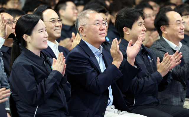 정의선 현대자동차그룹 회장이 3일 경기도 기아 오토랜드 광명에서 열린 현대차그룹 2024년 신년회에서 박수를 치고 있다. 연합뉴스