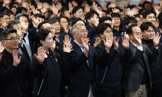 정의선 현대자동차그룹 회장이 3일 경기도 기아 오토랜드 광명에서 열린 현대차그룹 2024년 신년회에서 직원들과 인사하며 기념촬영을 하고 있다. 연합뉴스