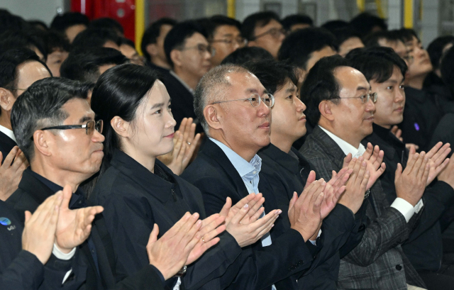 정의선 현대자동차그룹 회장이 3일 경기도 광명시 기아 오토랜드 광명에서 열린 2024년 신년회에서 박수를 치고 있다. 이호재 기자