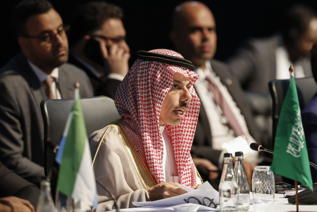 사우디 아라비아의 파이살 빈 파르한 외무장관이 지난해 8월 남아프리카공화국 요하네스버그에서 열린 브릭스 정상회의에서 발언을 하고 있다. AP연합뉴스