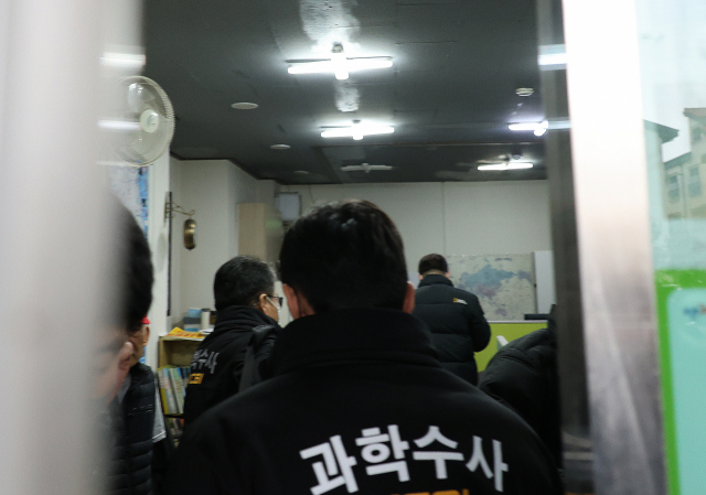 부산경찰청이 3일 오후 충남 아산시에 있는 더불어민주당 이재명 대표를 흉기로 찌른 피의자 김모(67) 씨의 직장 사무소를 압수수색하고 있다. 연합뉴스