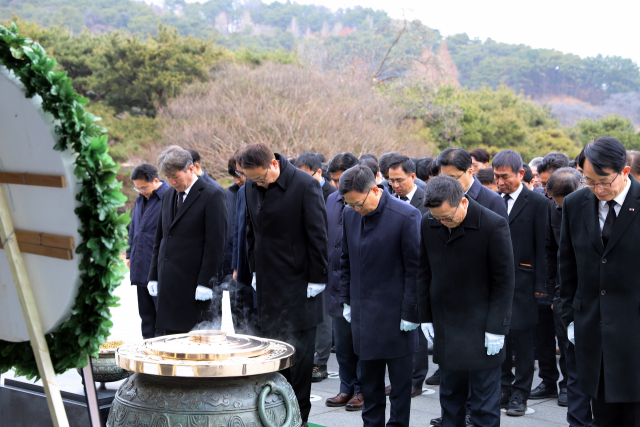 2일 국립서울현충원에서 이용욱(앞줄 왼쪽부터) 한화오션 특수선사업부장, 손재일 한화에어로스페이스 대표이사, 어성철 한화시스템 대표이사 등 한화 방산계열사 임직원들이 국립서울현충원에서 참배를 하고 있다. 사진제공=한화에어로스페이스