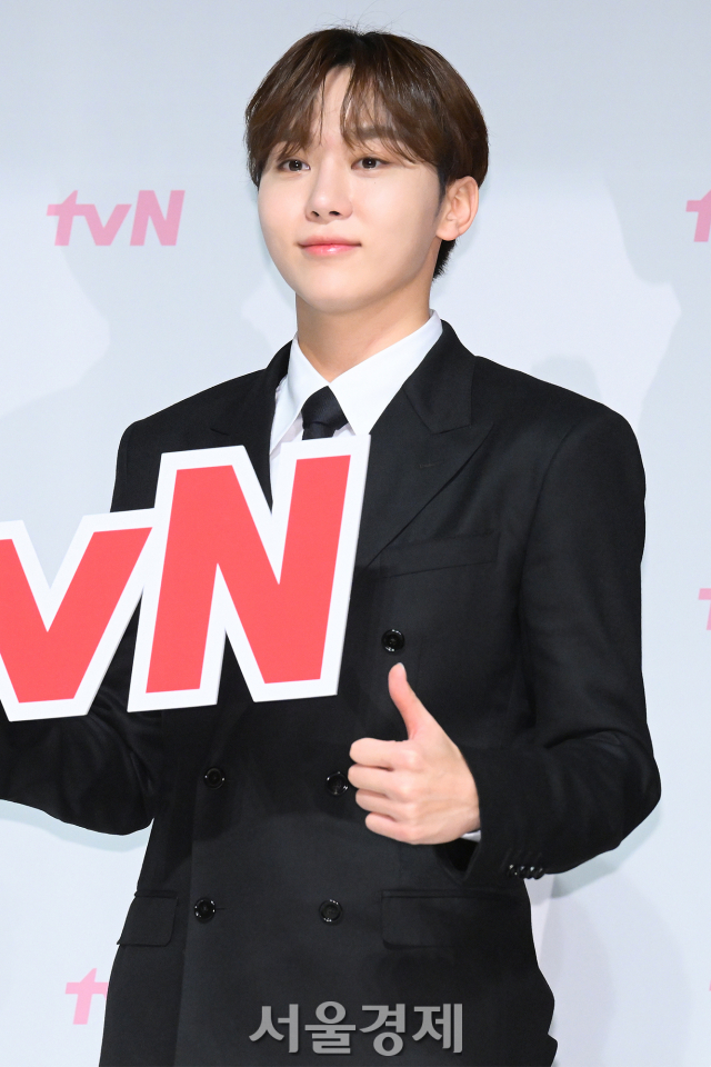 그룹 세븐틴(SEVENTEEN) 승관이 3일 오후 서울 강남구 엘리에나호텔에서 진행된 tvN 새 예능프로그램 ‘나나투어 with 세븐틴’ 제작발표회에서 포즈를 취하고 있다. 김규빈 기자