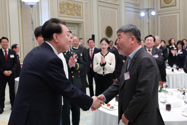 윤석열 대통령이 3일 청와대 영빈관에서 열린 2024년 신년 인사회에서 김동명 한국노총 위원장과 악수하고 있다. 연합뉴스