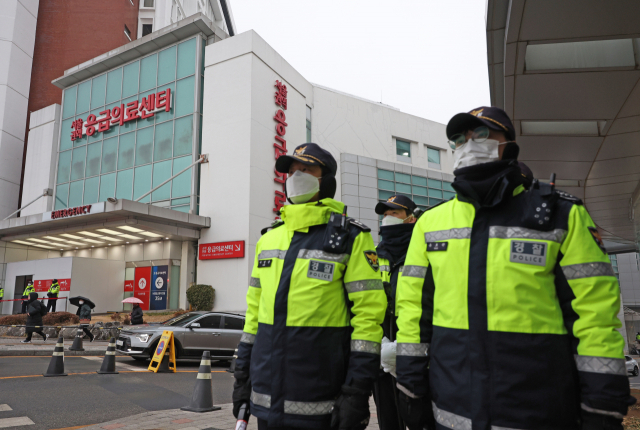 이재명 더불어민주당 대표가 흉기 습격을 받고 치료 중인 3일 오전 서울 종로구 서울대병원 앞에서 경찰들이 경계 근무를 서고 있다. 연합뉴스