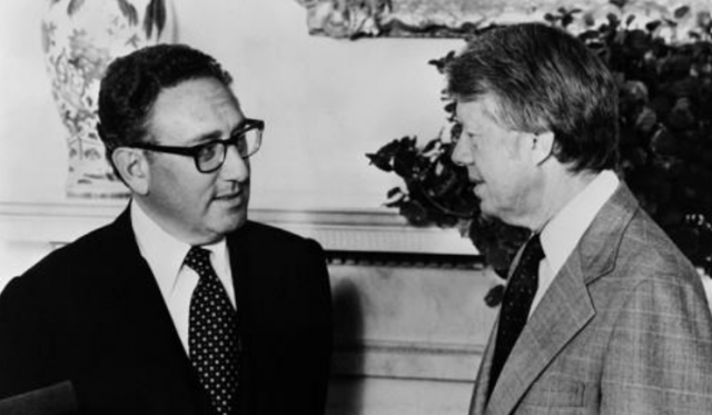 1977년 8월 헨리 키신저(왼쪽) 미국 국무장관이 지미 카터 대통령에게 국제관계에 관해 보고를 하고 있다. 출처=AFP 연합뉴스