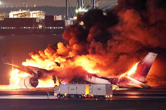 2일 오후 일본 도쿄 하네다공항 활주로에 착륙한 일본항공(JAL) 소속 여객기가 화염에 휩싸여 있다. 사진=AFP·연합뉴스