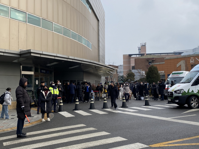 서울 종로구 서울대학교병원 어린이 병동 앞에서 이재명 더불어민주당 지지자들과 유튜버들이 모여있다. 이승령 기자
