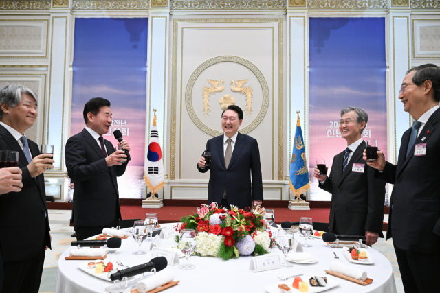 윤석열 대통령이 3일 청와대 영빈관에서 열린 '2024년 신년 인사회'에 참석해 김진표 국회의장의 건배사를 듣고 있다. 왼쪽부터 이종석 헌법재판소장, 김 의장, 윤 대통령, 조희대 대법원장, 한덕수 국무총리. 연합뉴스