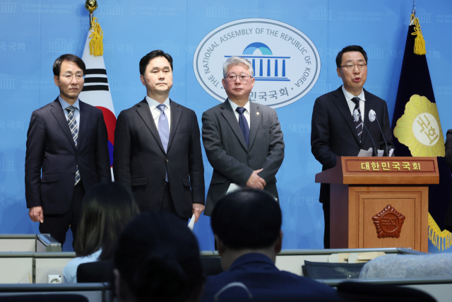 14일 국회 소통관에서 더불어민주당 비주류 모임 ‘원칙과 상식’ 의원들이 민주당 혁신 제안 기자회견을 하고 있다. 왼쪽부터 이원욱, 김종민, 조응천, 윤영찬 의원. 연합뉴