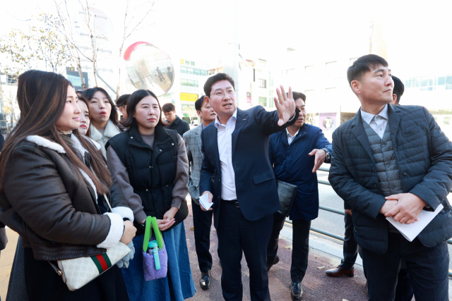 이상일 용인시장이 지난해 11월 13일 역북초등학교를 찾아 후문 앞 인도의 통학환경을 확인하고 안전 조치를 지시하고 있다. 사진 제공 = 용인시