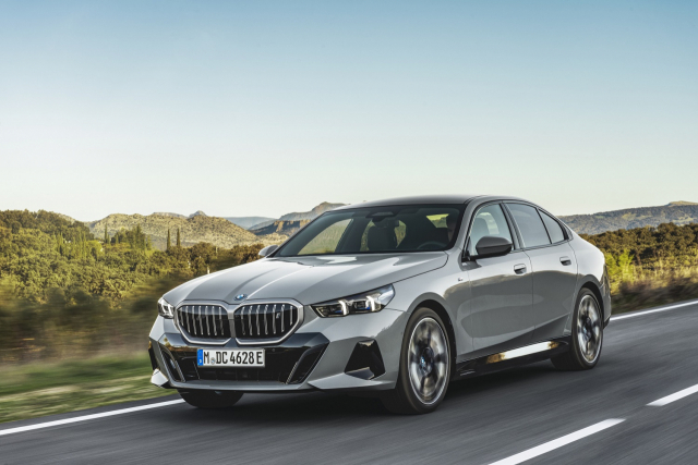 BMW코리아는 '2023 자동차 안전도 평가'에서 BMW 5시리즈 라인업 최초 순수전기 모델인 뉴 i5가 최우수 차량으로 선정됐다고 26일 밝혔다. 사진 제공=BMW코리아