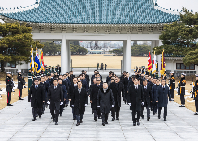 구본상(앞줄 왼쪽 네 번째) LIG 회장과 임직원들이 4일 서울현충원을 방문하고 있다. 사진 제공=LIG넥스원