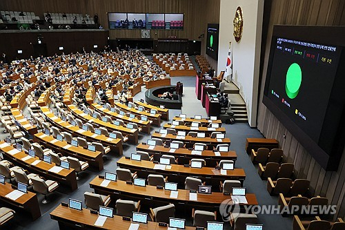 28일 국회 본회의에서 김건희 여사 특검법이 통과되고 있다. 국민의힘은 대장동 50억 클럽 특검법 표결 전 퇴장했다.