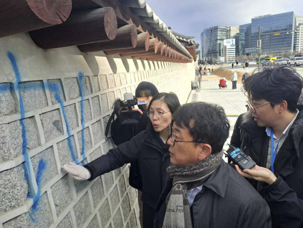 훼손된 경복궁 담장 응급복구 완료…'비용 2100만원 낙서범에 청구'