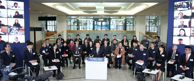 윤석열 대통령이 4일 경기도 용인시 중소기업인력개발원에서 '국민과 함께하는 민생토론회 ' 형식으로 열린 기획재정부의 2024년 신년 업무보고에서 모두발언을 하고 있다. 대통령실은 2024년도 정부 업무보고를 '국민과 대통령이 함께하는 민생토론회' 형식으로 개최한다고 전날 밝혔다. 연합뉴스