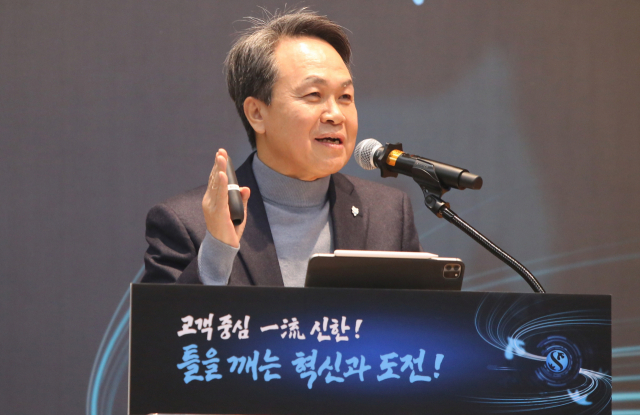 4일 경기도 용인시 신한은행 블루캠퍼스에서 열린 ‘2024년 신한경영포럼’에서 진옥동 신한금융그룹 회장이 총평을 전하고 있다. 사진 제공=신한금융