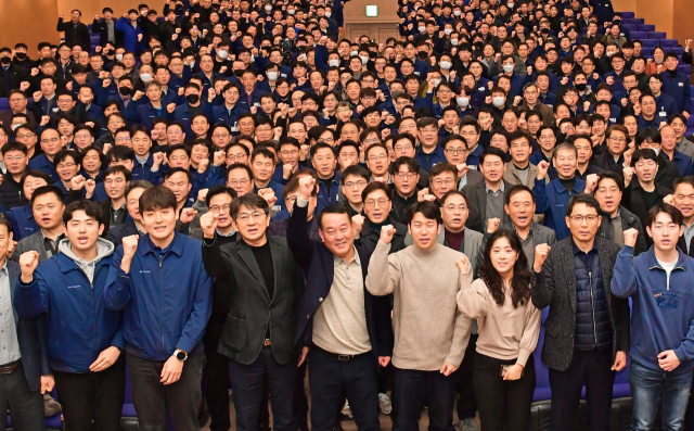 현대자동차가 4일 울산 북구 문화회관 대강당에서 이동석 대표이사를 비롯한 경영진들과 임직원들이 참석한 가운데 2024 국내생산공장 신년 리더스 컨퍼런스를 개최했다. 이날 참석한 이동석 대표이사를 비롯한 국내생산공장 임직원들이 함께 화이팅을 외치며 기념촬영을 하고 있다. 사진제공=현대자동차