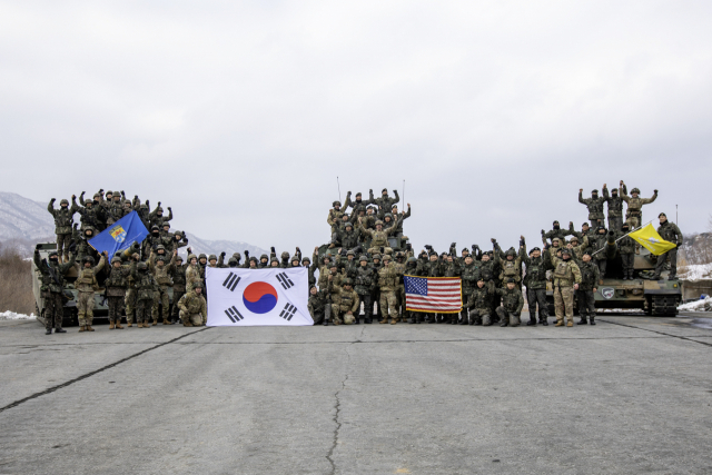 훈련에 참가한 한미 연합전투단 장병들이 기념사진을 촬영하고 있다. 사진 제공=육군