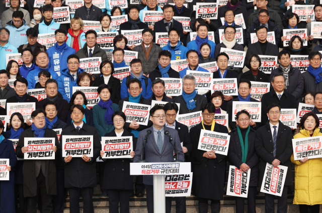 5일 국회 본청 앞에서 더불어민주당과 정의당, 진보당과 기본소득당 등 야 4당이 연 '김건희, 50억 클럽 특검 거부 규탄대회'에서 민주당 홍익표 원내대표가 발언을 하고 있다. 연합뉴스