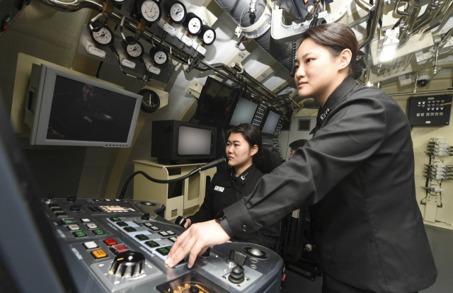 성주빈 대위(왼쪽)와 유효진 대위(오른쪽)가 지난해 12월 22일 해군 잠수함사령부 잠수함 조종훈련장에서 조종훈련을 하고 있다. 사진 제공=해군