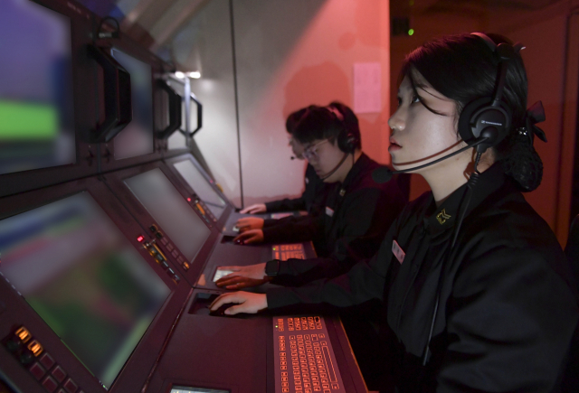 김경훈 중사(맨 앞쪽)가 지난해 12월 21일 해군 잠수함사령부 잠수함 전술훈련장에서 어뢰발사훈련을 하고 있다. 사진 제공=해군