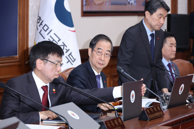 한덕수 국무총리가 5일 정부서울청사에서 열린 임시국무회의에 참석해 의사봉을 두드리고 있다. 이날 임시국무회의에서는 국회에서 이송된 이른바 '쌍특검법'에 대한 재의요구권(거부권)을 심의했다. /연합뉴스