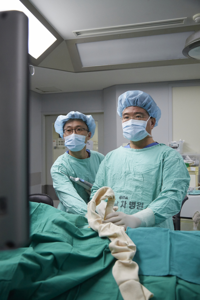 박해린(오른쪽) 강남차병원 외과 교수가 초음파 유도하 맘모톰 시술을 진행 중이다. 사진 제공=강남차병원