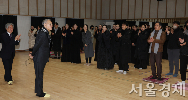 유인촌 문체부 장관이 5일 서울 서초동 국립국악원을 방문, 직·단원들과 인사하고 있다. 사진 제공=문체부