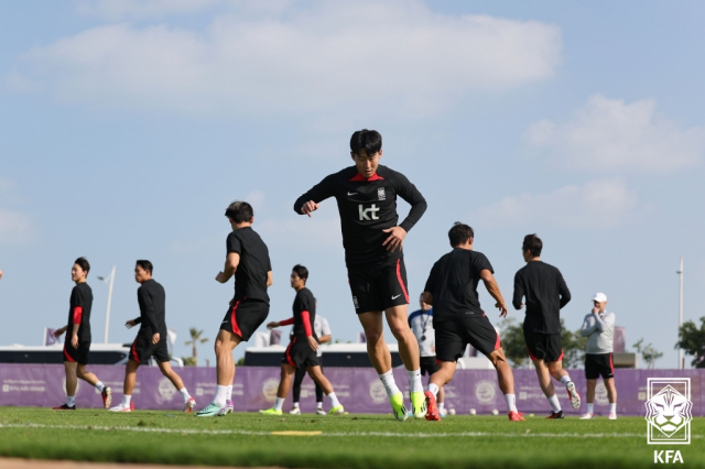 UAE 아부다비에서 훈련 중인 손흥민(가운데). 사진 제공=대한축구협회