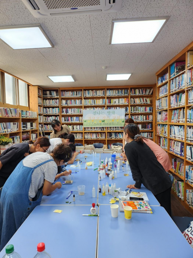 지난해 우이동 여름방학 교실 프로그램을 진행하는 모습. 사진 제공=서울 강북구