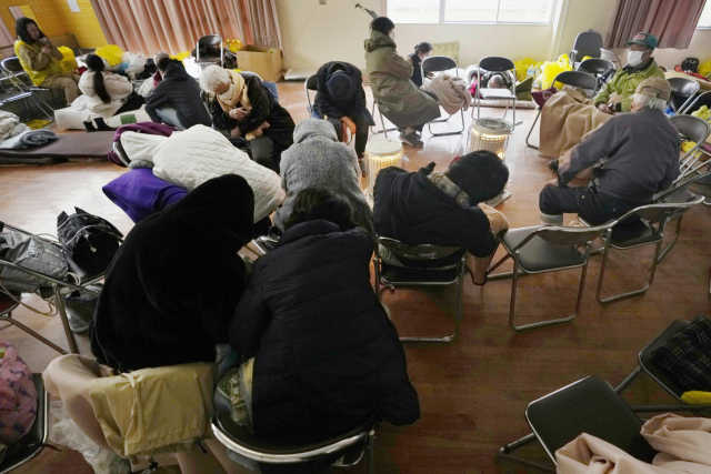 강진 피해 日, 대피소 내 코로나 확산 비상