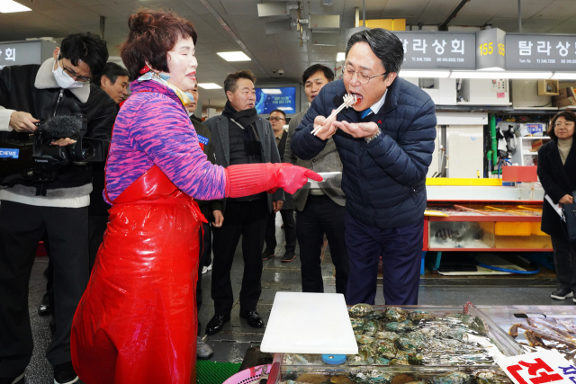 강도형 해양수산부 장관이 5일 부산 중구 자갈치 시장을 찾아 수산물을 시식하고 있다. 연합뉴스
